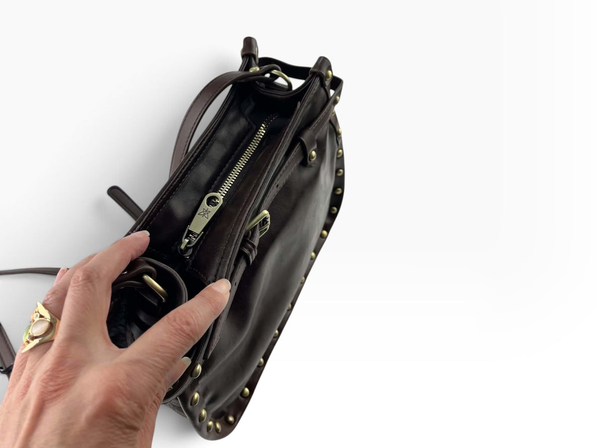 Vista superior de un bolso bandolera Pepe Moll de piel vegana marrón con compartimento de cremallera.