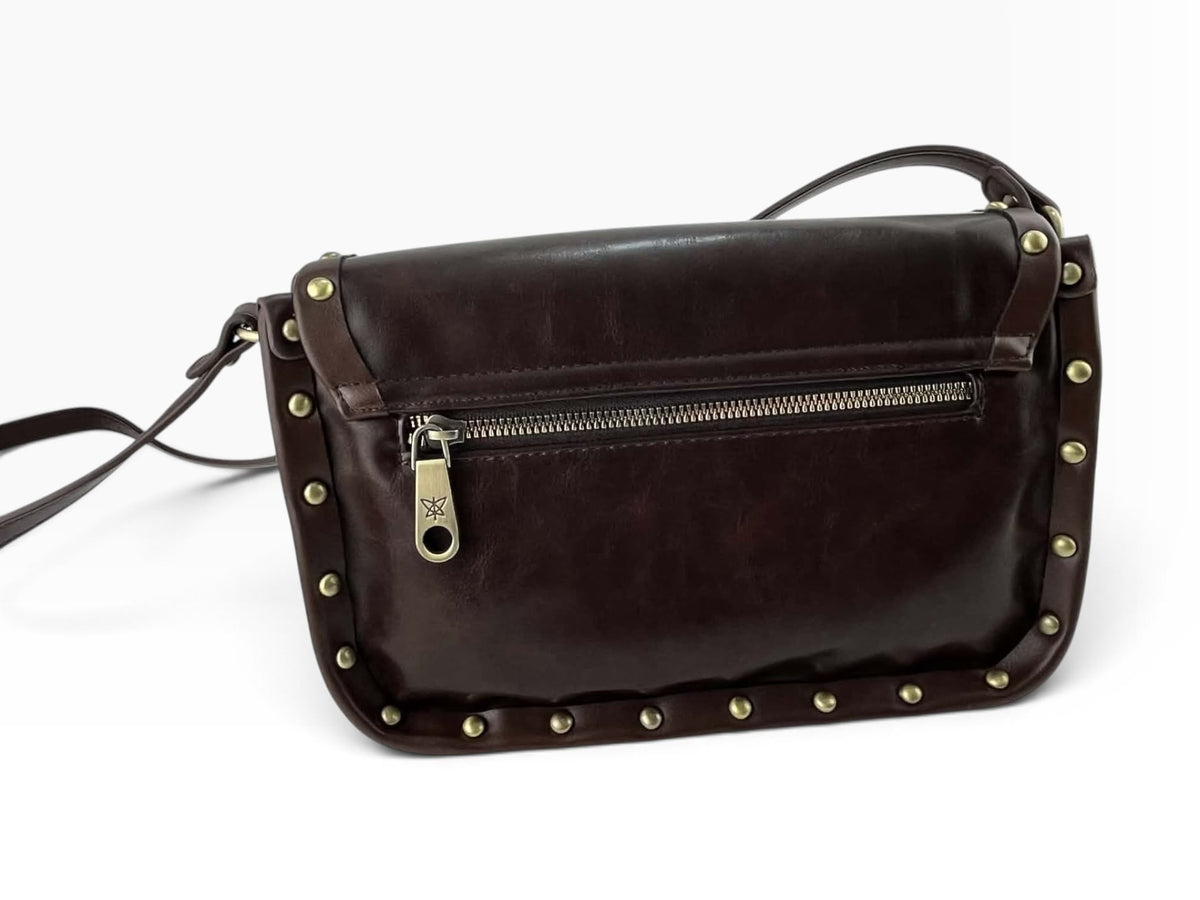 Parte trasera del bolso Pepe Moll de piel vegana marrón oscuro con bolsillo exterior de cremallera y tachuelas metálicas.