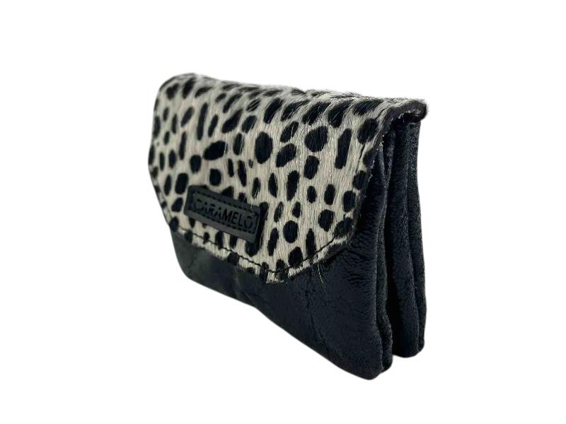 Monedero origina en animal print y negro, con dos departamentos separados, uno de ellos con monedero y otro con cierre de clic