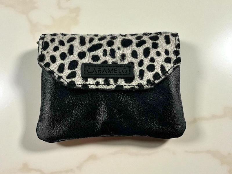 Monedero compacto de piel negra y animal print, de la marca Caramelo, con cremallera interior. 