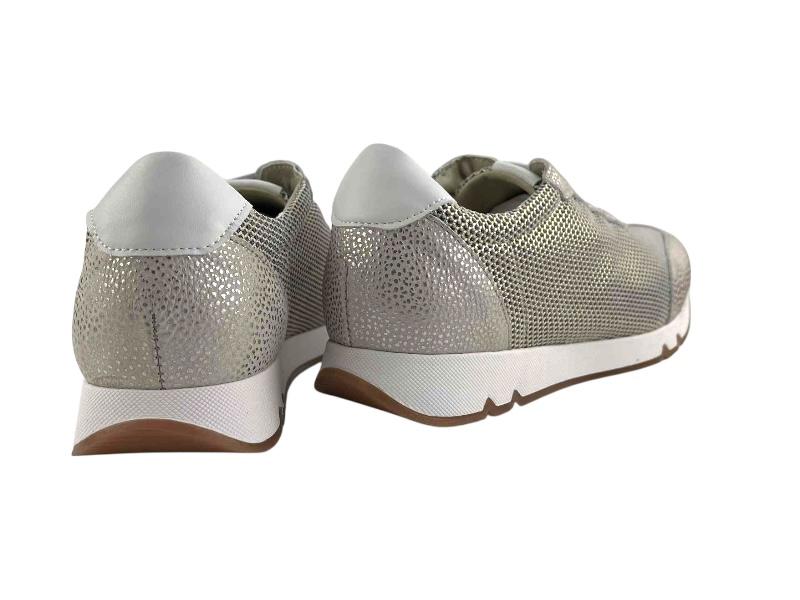 Zapatillas de mujer de la marca Cutillas con diseño casual, elegante y moderno. Con aplique en cuero dorado y blanco y malla transpirable con suela de goma blanca antideslizante.