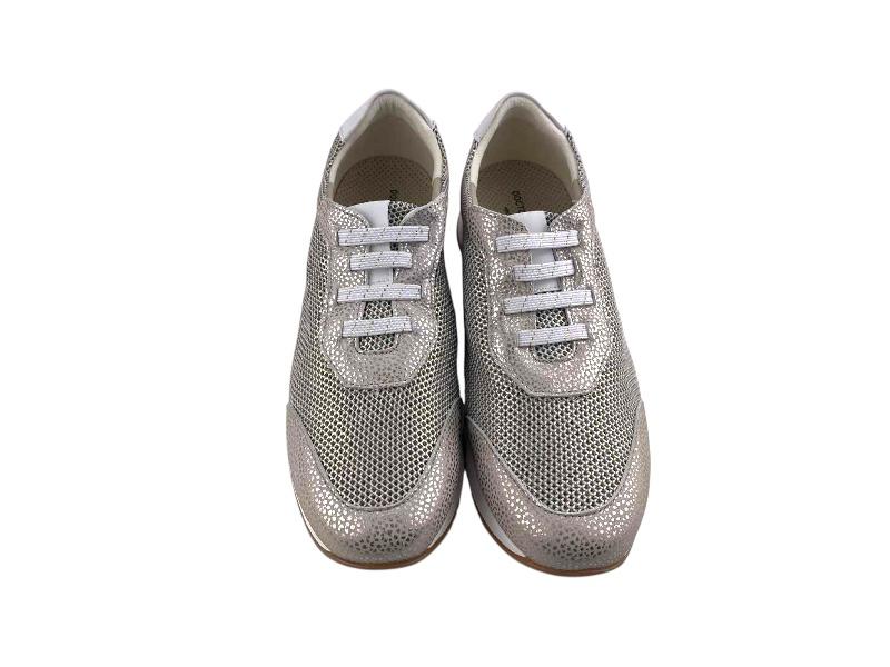 Zapatillas de la marca Cutillas, para mujer, con diseño casual en malla metálica y apliques en cuero, con cordones elásticos y suela antideslizante.