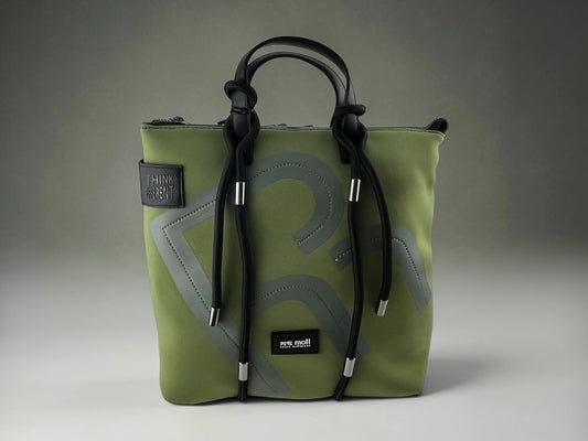 Mochila Pepe Moll verde oliva para mujer con asas negras, diseño gráfico frontal y detalles metálicos plateados.