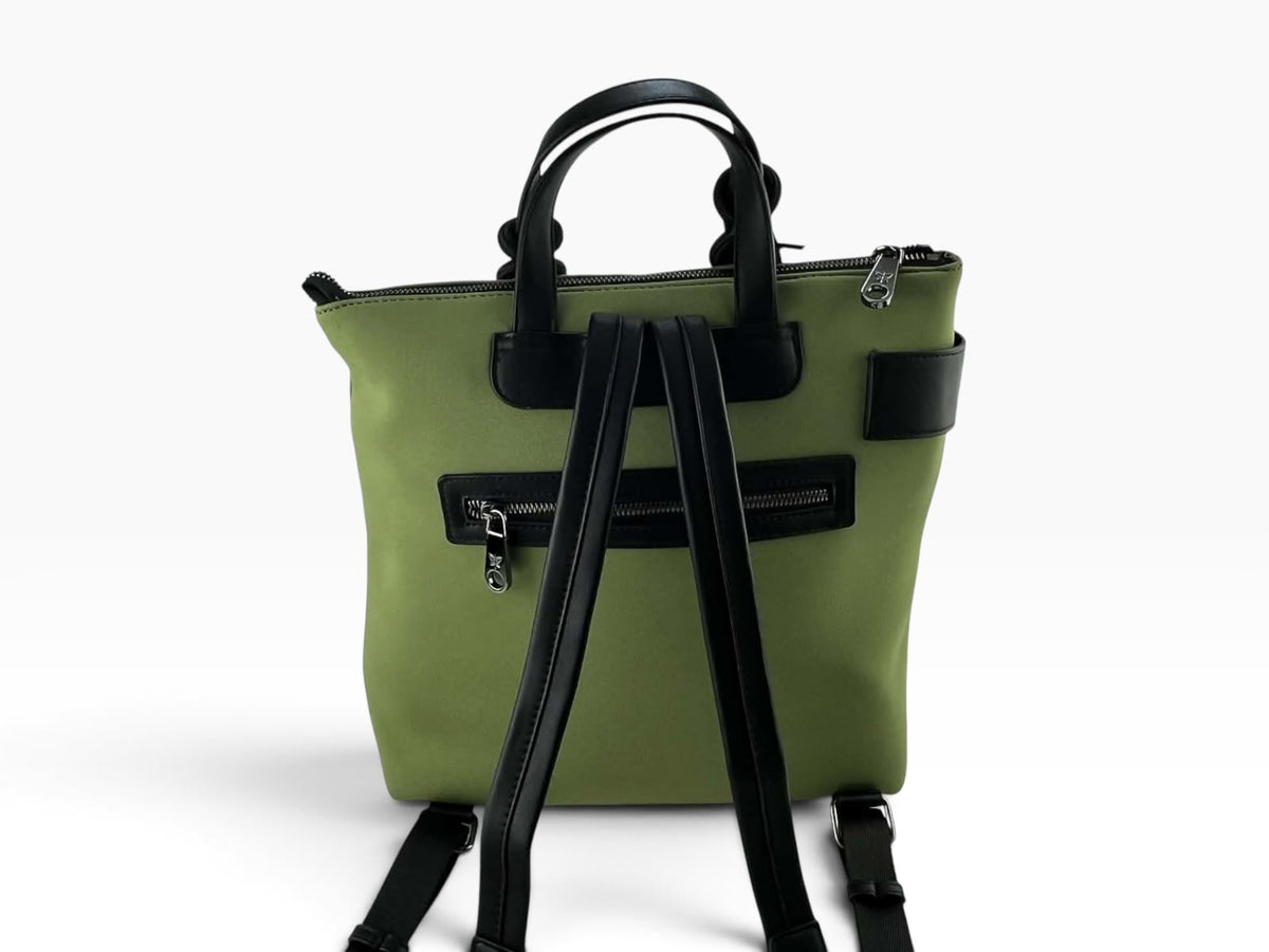Parte trasera de mochila Pepe Moll verde oliva para mujer con tirantes negros, bolsillo exterior y cremalleras metálicas.