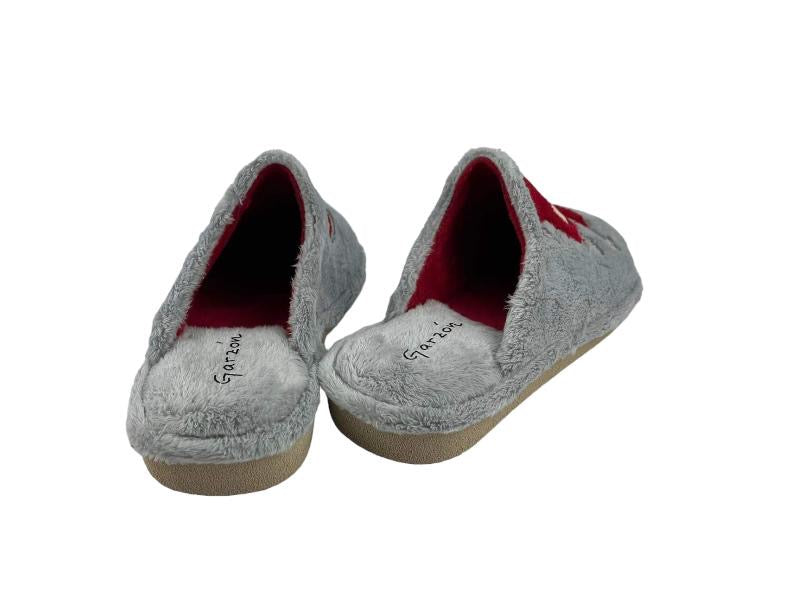Vista por la parte de atrás de unas zapatilla de casa descalza para mujer con estampado de Caperucita y el lobo sobre fondo gris.