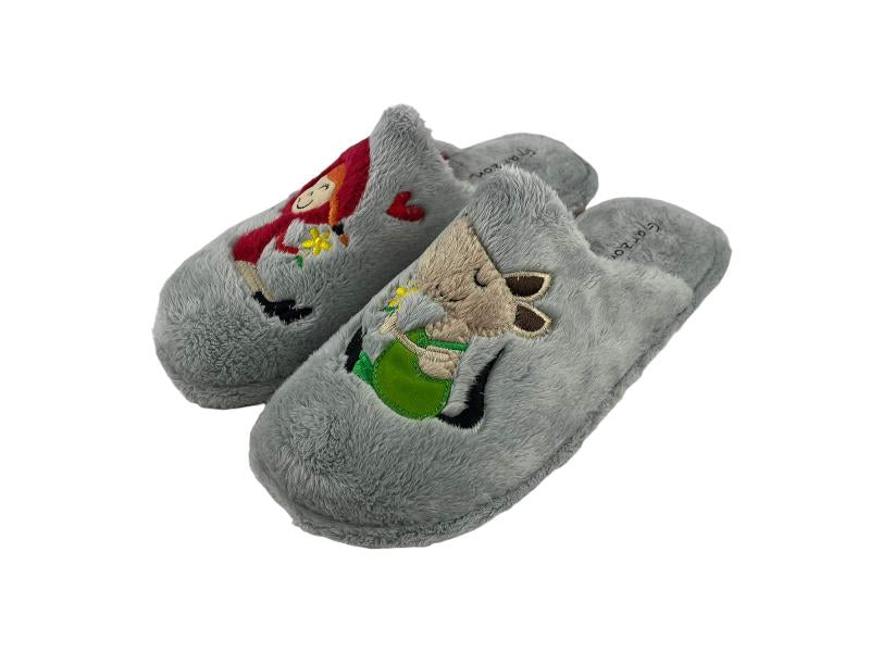 Vista de unas zapatillas de casa para mujer con estampado de Caperucita y el lobo sobre fondo gris. Muy suaves y cómodas, ideales para invierno.