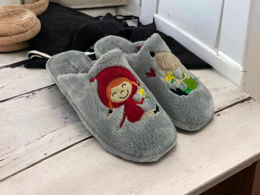 Pantuflas descalzas para mujer con textil peluche muy suave, suela de goma y divertido estampado de Caperucita y el lobo feroz.