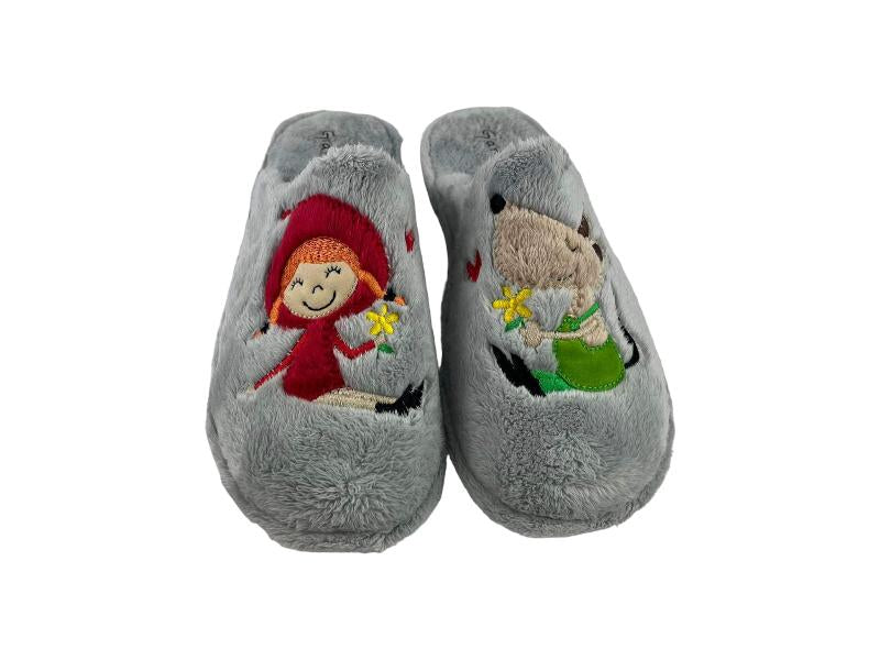 Vista frontal de unas zapatillas de casa para mujer con estampado de Caperucita y el lobo sobre fondo gris. Muy suaves y cómodas, ideales para climas fríos.