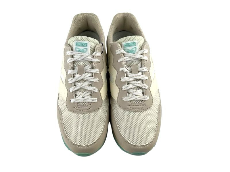 Vista frontal de unos tenis de mujer, estilo retro running, de la marca Munich en color beige claro, con malla transpirable, piel ante y cordones y sobre fondo blanco.