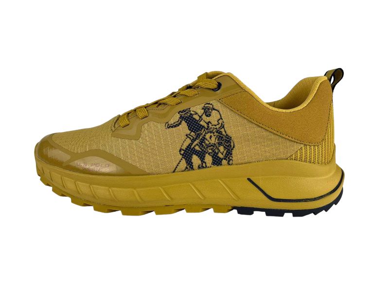 Vista lateral de unos tenis de hombre de malla amarilla y detalles en goma, estilo retro running, logo de la marca U.S. Polo Assn. en el lateral. Sneakers muy cómodos y ligeros.