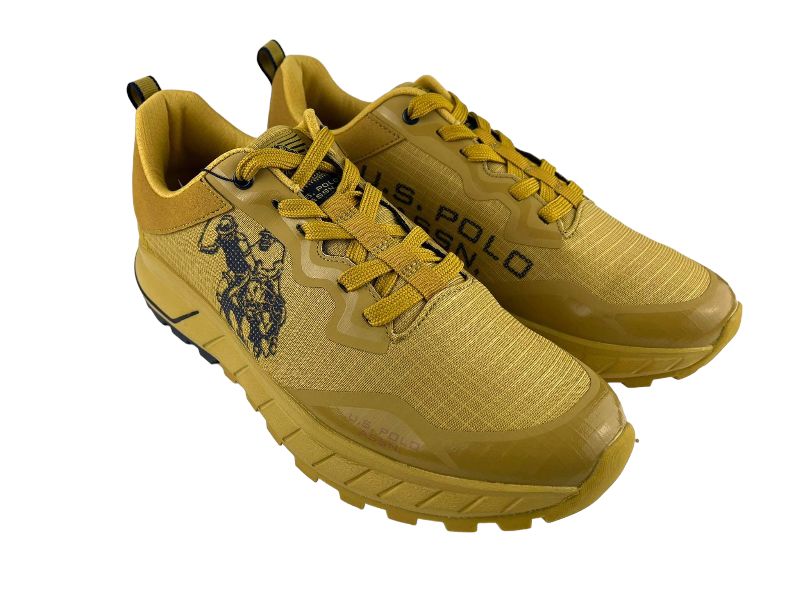 Tenis de hombre de la marca U.S:polo Assn. en color amarillo con cordones, suela retro running y detalles de l logo en los laterales en color azul.