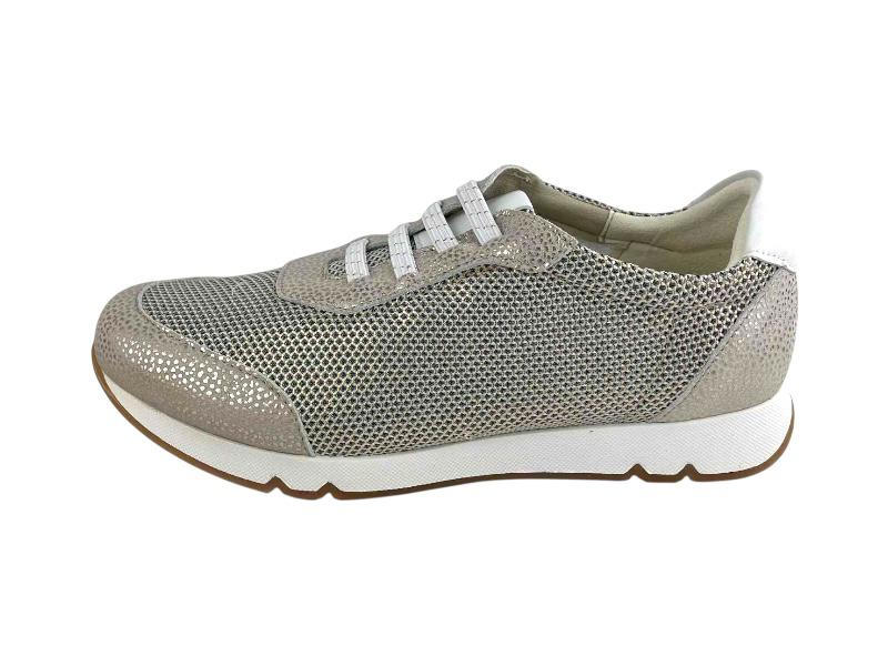 Da Ponte te trae estas zapatillas ligeras de la marca Cutillas realizadas en malla transpirable y detalles en piel en empeine, puntera y empeine. Suela de goma antideslizante.