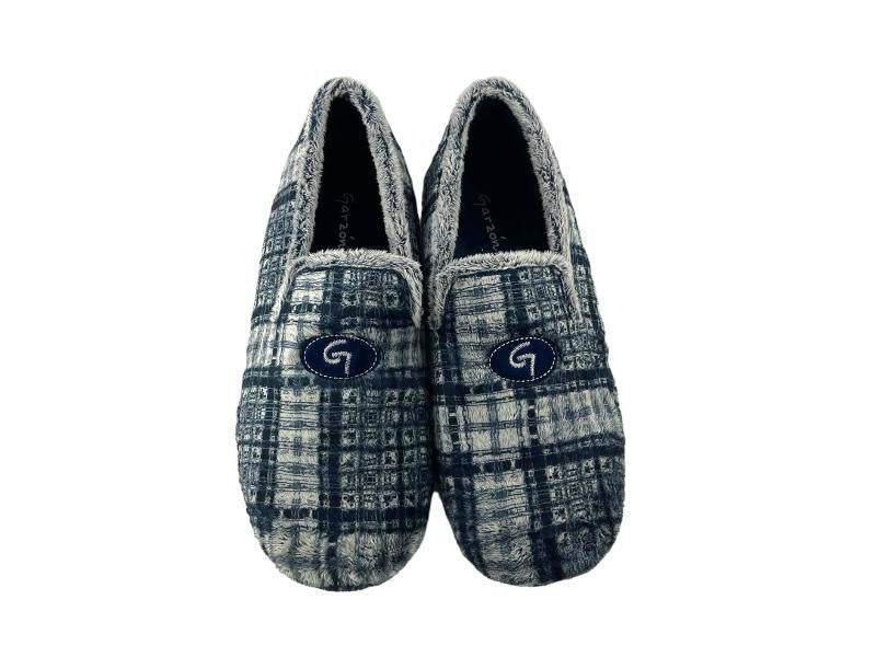 Vista frontal de unas pantuflas cerradas de hombre con cuadros y suela de goma antideslizante. Ideales para climas fríos.