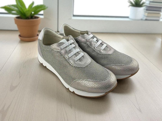 Zapatillas de mujer con cordones elásticos, malla transpirable y piel en puntera, talón y empeine. Suela de goma antideslizante en blanco y beige.