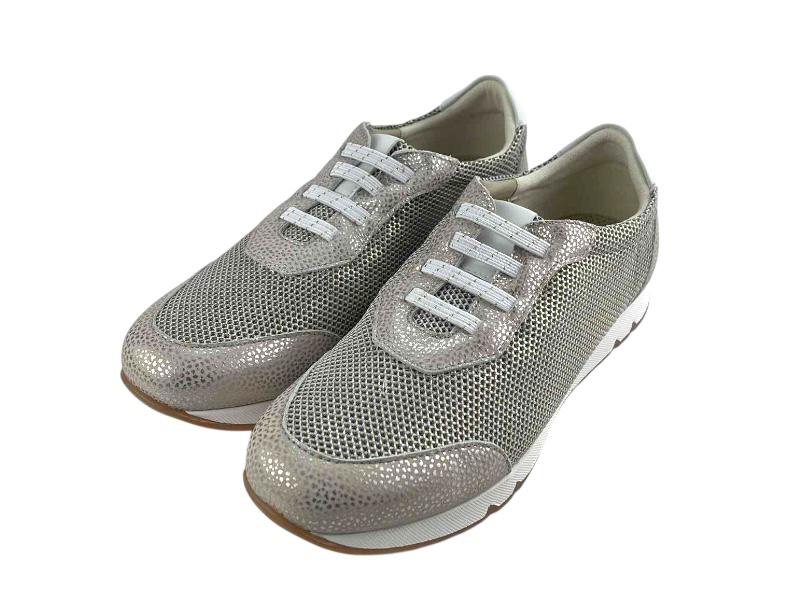 Zapatillas casuales de verano modernas, para mujer con piel y malla transpirable en suave dorado y piel en puntera, talón y empeine.