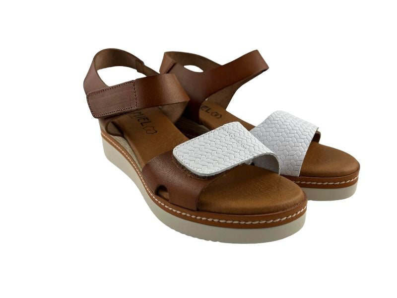 Sandalias de mujer en piel, con cuña, en color cuero y blanco. Vista lateral derecha sobre fondo blanco.