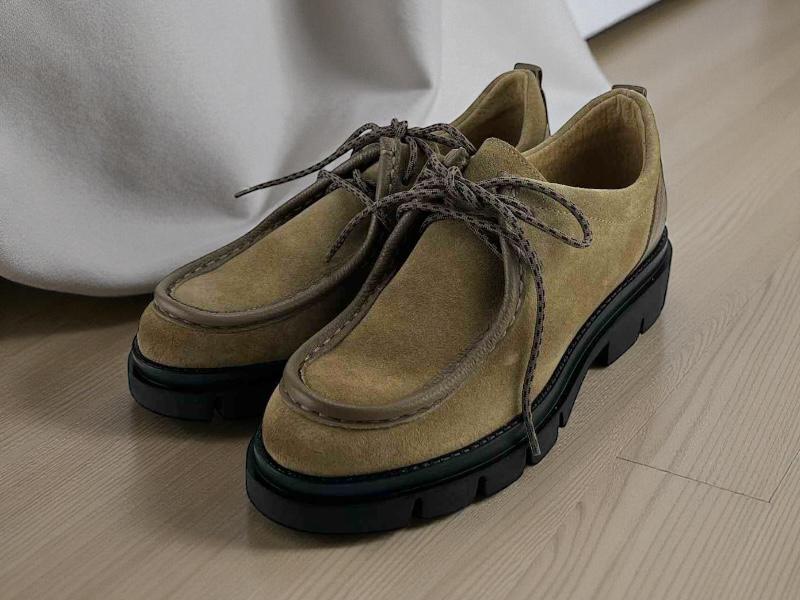 Zapatos de mujer en piel legítima de alta calidad, de la marca Lince, estilo wallabee, con cordones, suela track negra, muy ligeros y cómodos sobre suelo de madera clara.