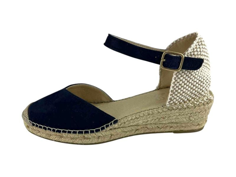 Alpargatas artesaneles en yute piel natural, azul marino, con cuello escote en V y cierre por hebilla dorada. 