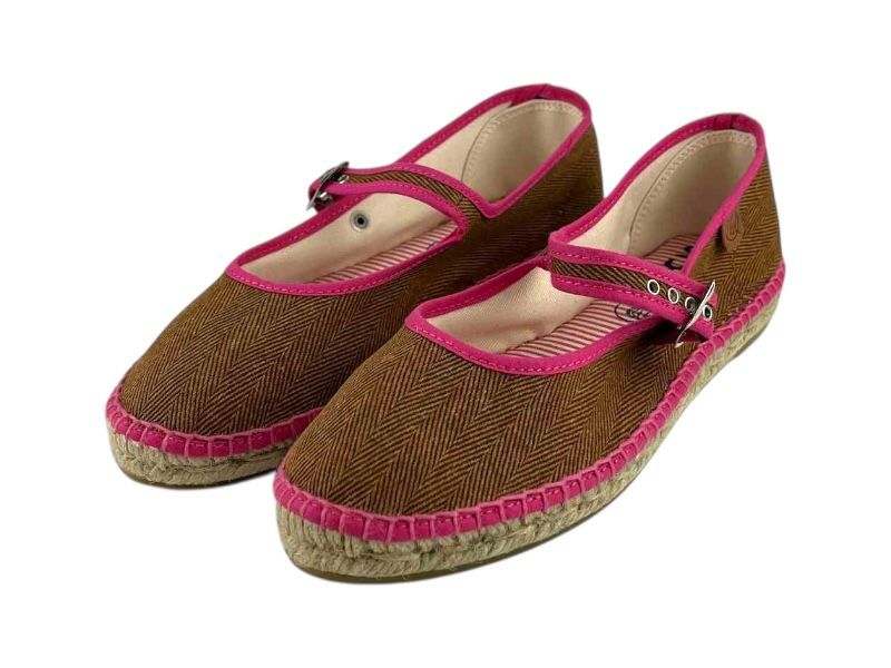 Merceditas artesanles para mujer, en color marrón y fucsia, con suela de yute y abotonadura al tobillo concierre de hebilla. Ideales para el verano, transpirables y cómodas. 