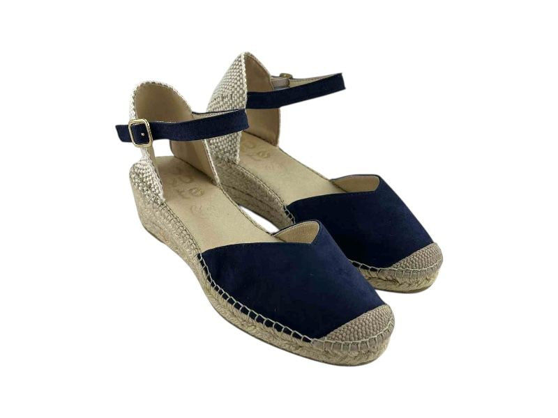 Alpargatas artesanas para mujer, en yute natural y piel ante azul marino, con cierre de hebilla dorada al tobillo. Muy cómodas y estilosas.