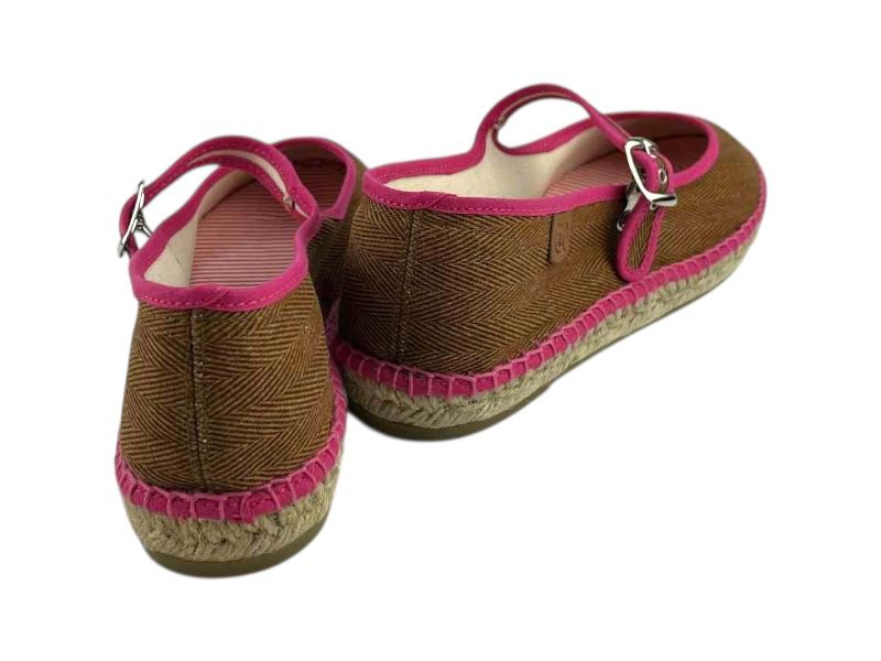 Vista por la parte de atrás de unas alpargatas para mujer, en color marrón y ribetes en fucsia, con hebillas al tobillo y suela de yute. Ideales para verano, cómodas y transpirables.