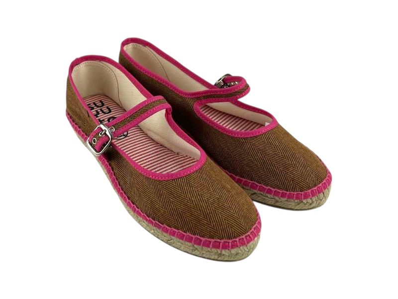 Merceditas artesanales para mujer en marrón y ribetes en fucsia, con suela de yute y pulsera al tobillo, con cierre de hebilla plateada. Ideales para tus looks de verano. Fabricación española.