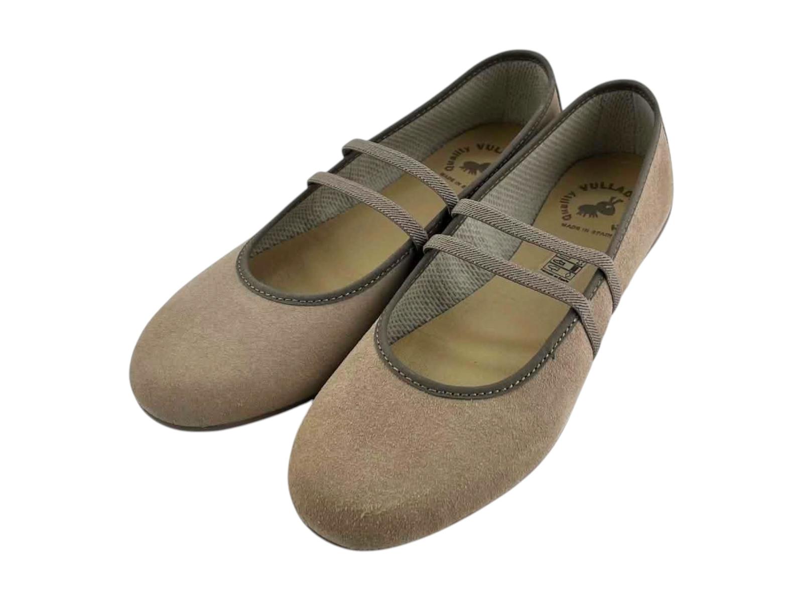 Par de manoletinas bicolor para mujer en cuero beige claro y elástico doble en el empeine.