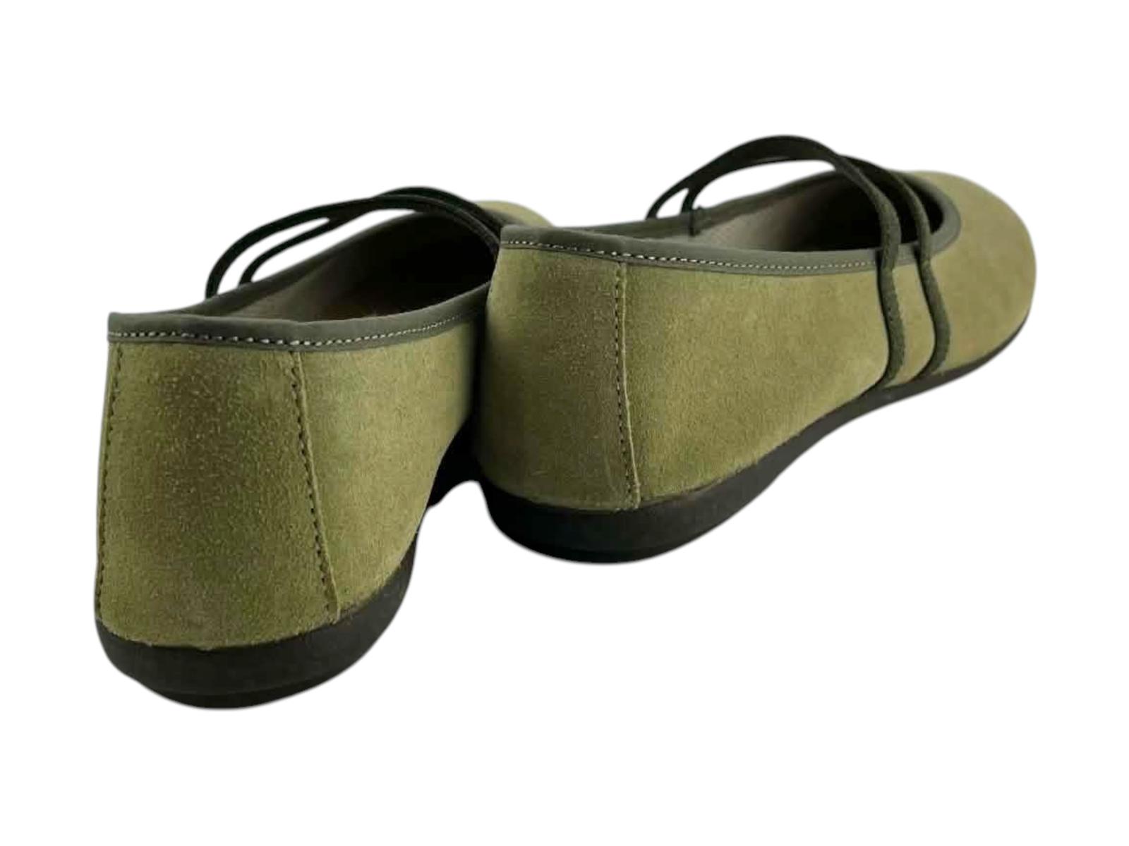 Bailarinas de piel verdes, en piel ante, plantilla acolchada y suela flexible.