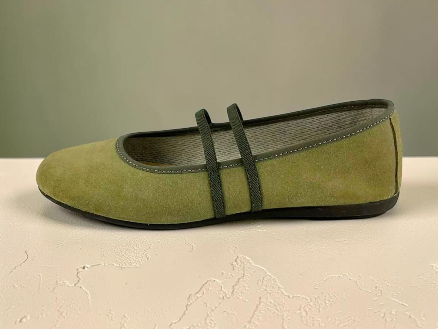 Par de manoletinas bicolor para mujer en cuero verde.