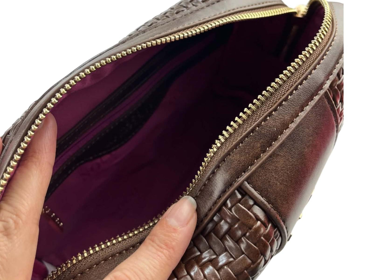 Interior de la bandolera Noco marrón con forro textil fucsia, bolsillo interior con cremallera y cierre dorado.