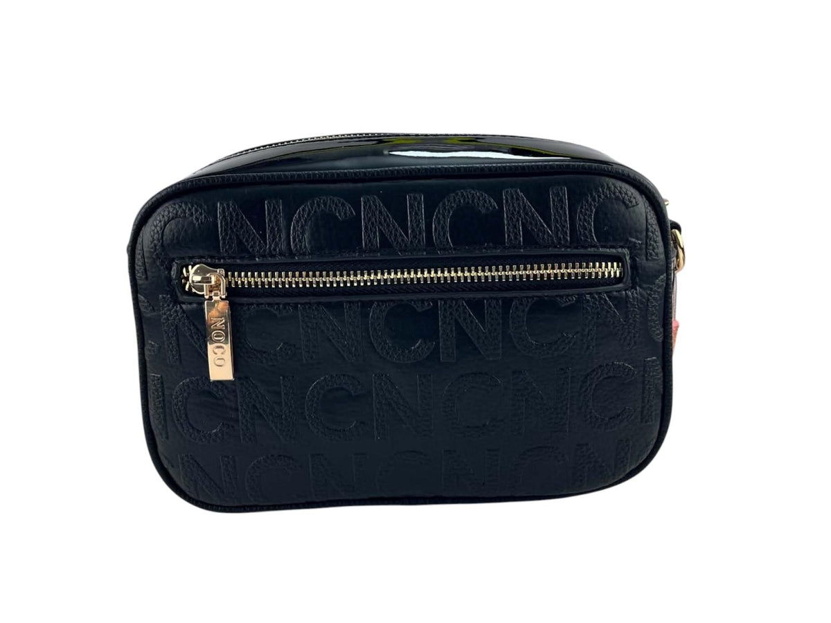 Vista trasera de la bandolera Noco negra de piel vegana con textura NC y bolsillo exterior con cremallera dorada.