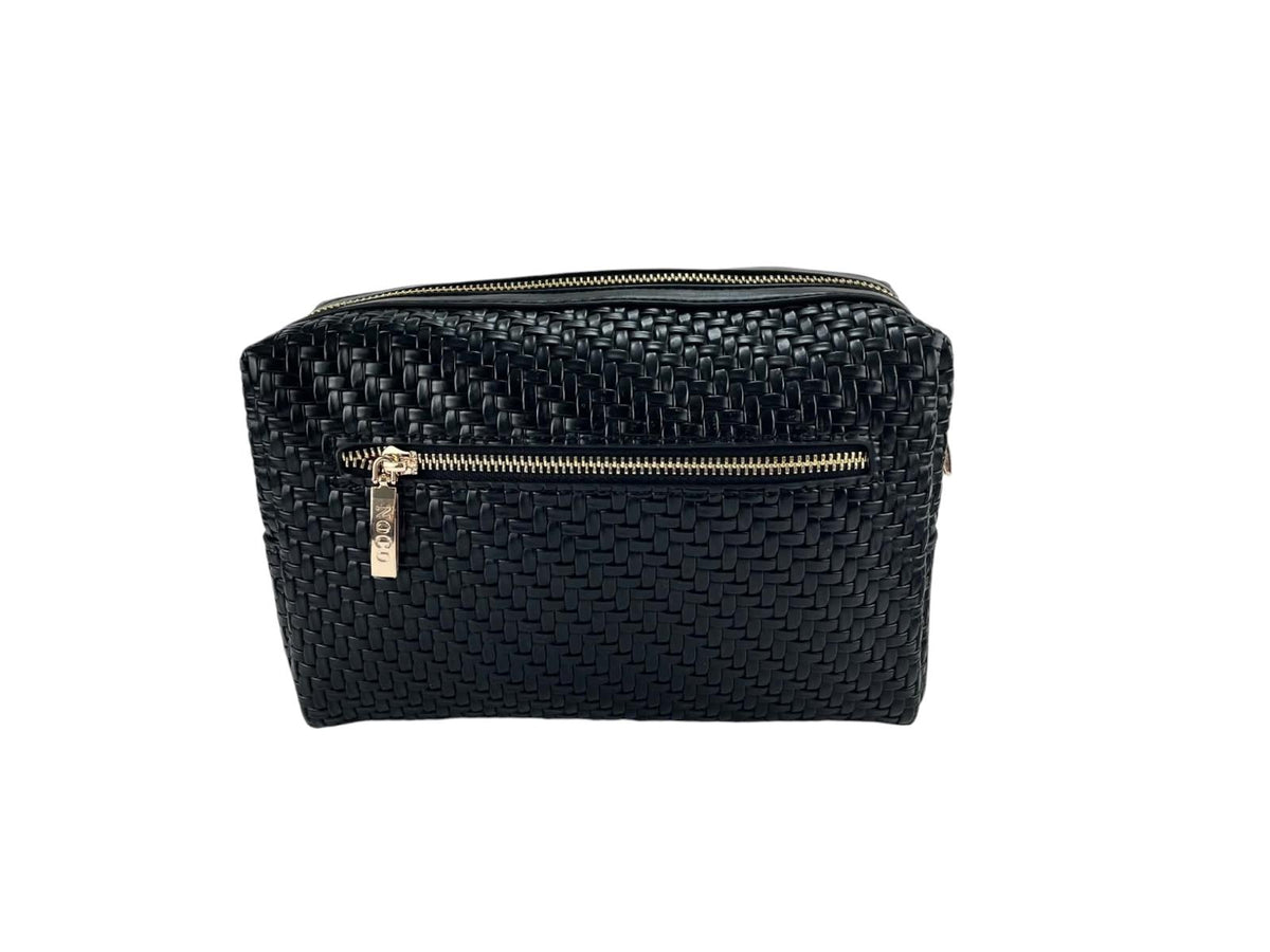 Vista trasera de la bandolera Noco negra con textura trenzada, bolsillo exterior y cremallera dorada.