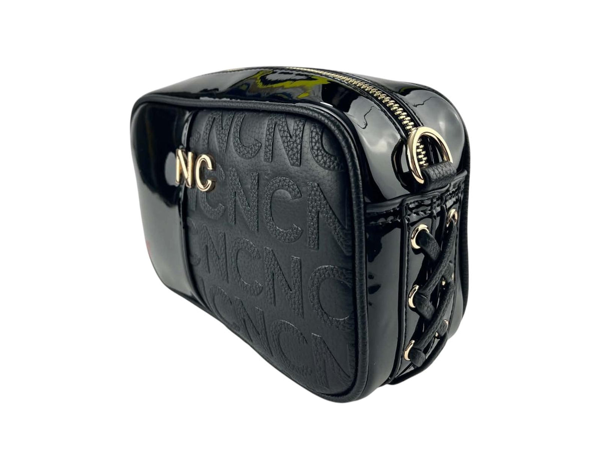 Bandolera Noco negra de piel vegana con estampado NC en relieve, detalle metálico dorado y cierre de cremallera, vista lateral.