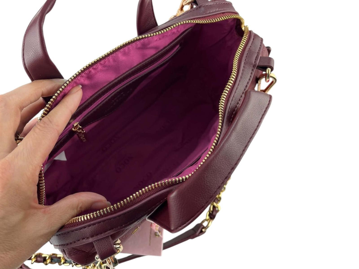 Interior del bolso bowling Noco granate con forro textil fucsia, bolsillo trasero con cremallera y cierre superior dorado.