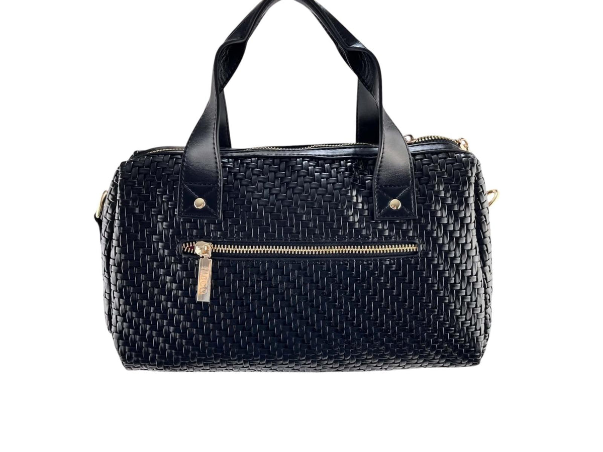 Vista trasera del bolso bowling Noco negro de piel vegana con textura trenzada y bolsillo exterior con cremallera dorada.