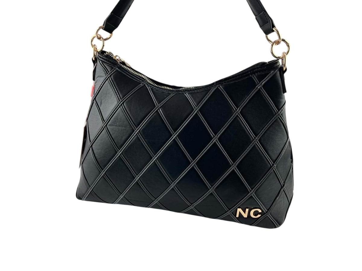 Bolso hobo Noco negro de piel vegana con rombos acolchados, detalle frontal NC y correa de hombro.