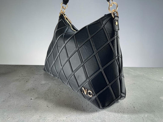 Bolso hobo Noco negro de piel vegana con rombos acolchados y herrajes dorados, vista frontal en ángulo.