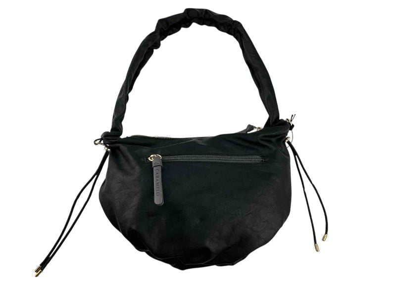 Parte de atrás de un bolso de la marca Caramelo, en color negro, estilo boho chic, cómodo, ligero y elegante. 