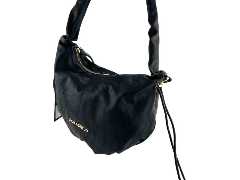 Bolso de mujer de la marca española Caramelo en piel sintética negra con asa ajustable mediante cordones. Logo de la marca en metal dorado.
