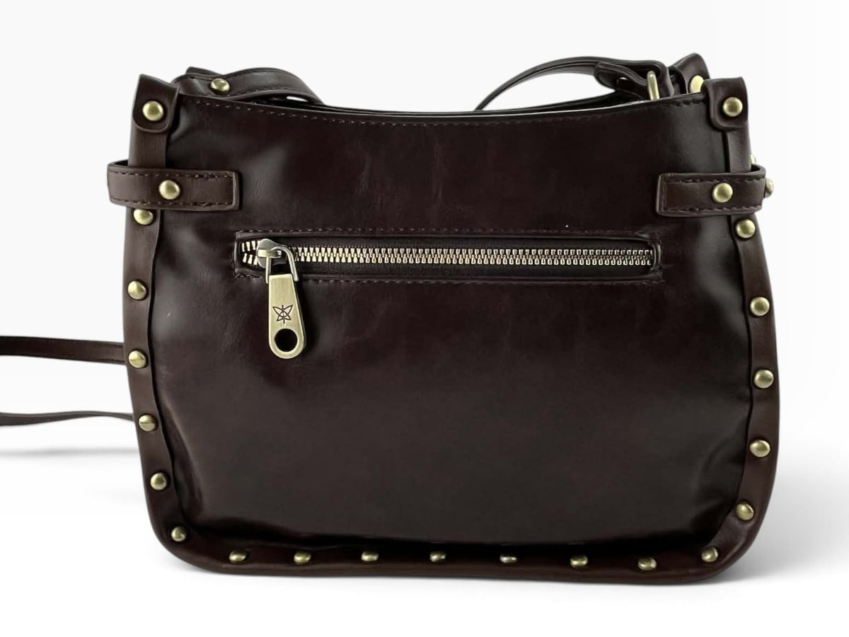 Parte trasera del bolso bandolera Pepe Moll de piel vegana marrón oscuro con bolsillo de cremallera y tachuelas.