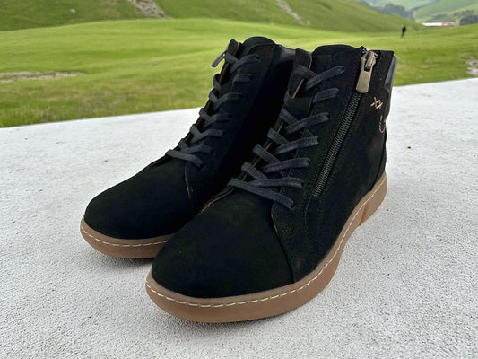 Botines de mujer de la marca 48Hours en piel legítima, nobuk en color negro con cordones y cremallera, suela de goma en color marrón claro.