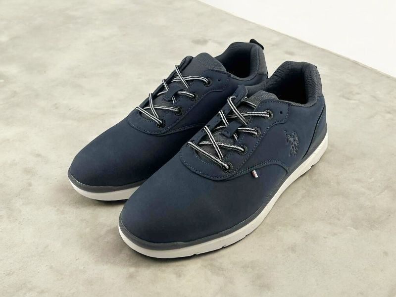 Botines casuales, cómodos, hombre, azul marino, suela blanca y cordones bicolor. Botines con suela blanca estilo urbano.