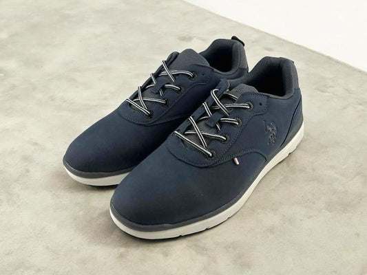 Botines casuales, cómodos, hombre, azul marino, suela blanca y cordones bicolor. Botines con suela blanca estilo urbano.