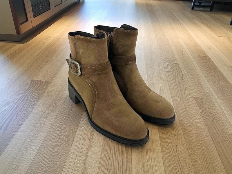 Botines muy cómodos, confeccionados en piel ante marrón de gran calidad, muy cómodos, con hebilla regulable en el empeine, cierre con cremallera, suela de goma antideslizante en color marrón oscuro. 