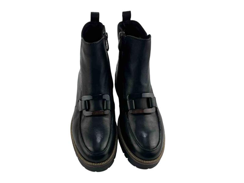 Botines de estilo casual,  planos, de mujer, muy de tenencia, en piel lisa, color negro y hebilla en el empeine.