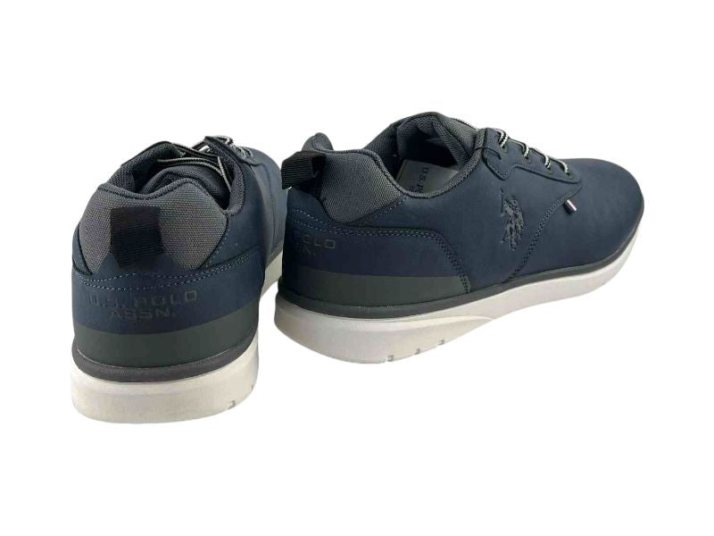 Vista por la parte de atrás de unos botines de hombre en azul marino y blanco, con logo en el lateral y en la parte de atrás. Muy cómodos y ligeros y combinables con vaqueros y pantalones chinos.