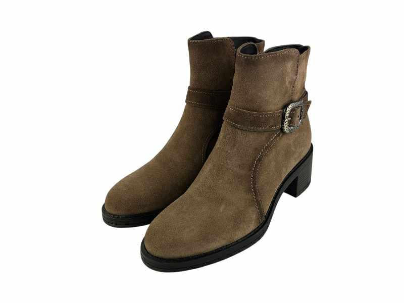 Botines en piel ante marón, muy cómodos, en color marrón avellana, con hebillas y cierre lateral por cremallera, ideales para todos los días.