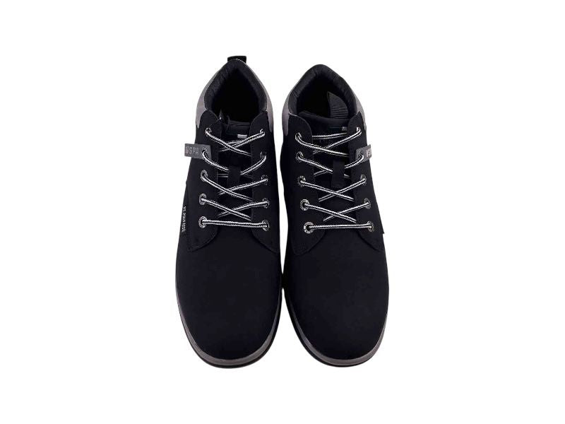 Botines modernos, con corte casual en color negro, en ecopiel nobuk negra y detalles en gris. Botines de moda muy cómodos y ligeros.