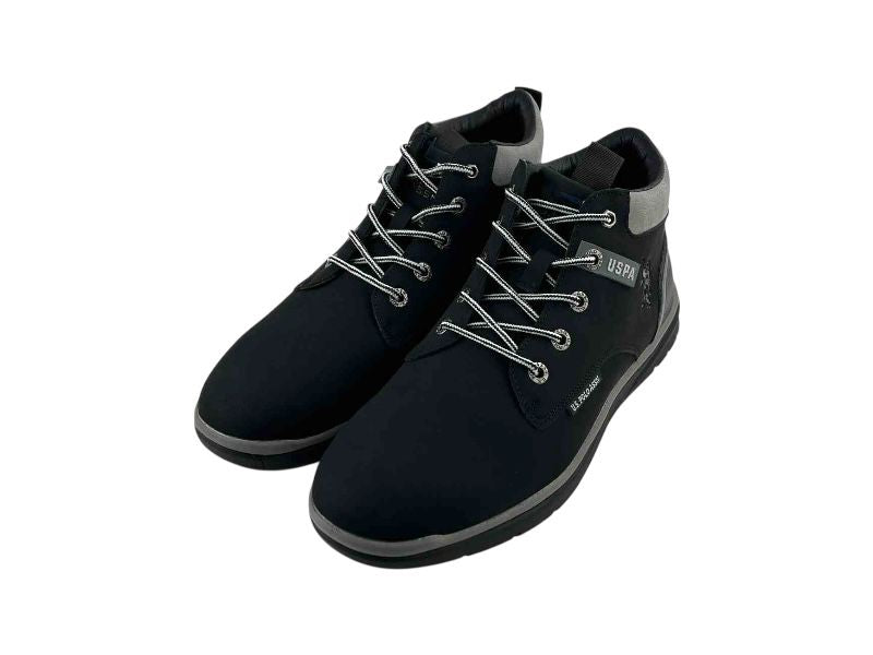 Botines de hombre, en ecopiel, muy cómodos y ligeros, de la marca USPA, en color negro, suela en gris y negro y cordones bicolor, blancos y negros. 