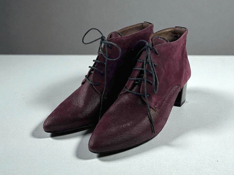 Botines de mujer en punta, piel ante color burdeos y serpiente, con cordones y tacón medio cuadrado, muy cómodo y elegante.